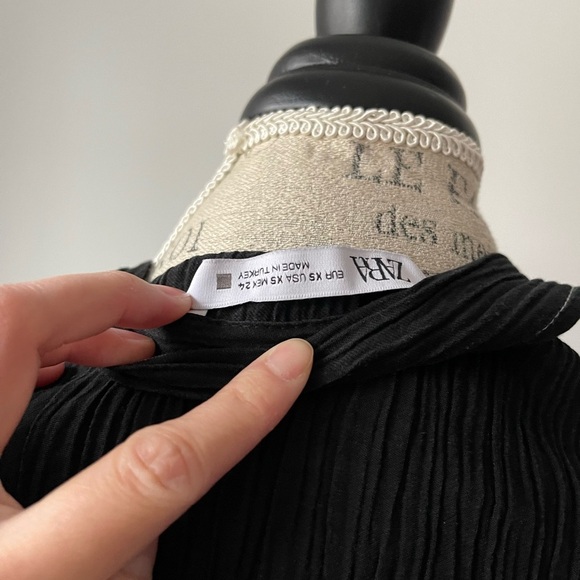 Zara pleated shirt with white stitches - Picture 5 of 7